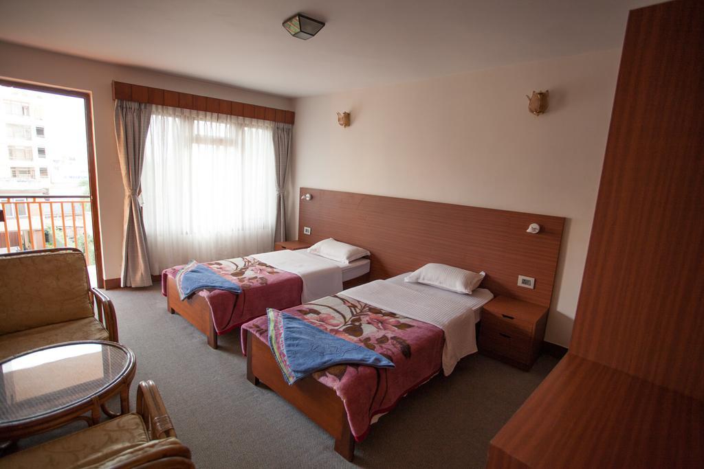 Maya Guest House Thimi Екстер'єр фото